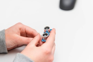 Öğrenci kız Arduino nano panosuna bakan Ultrasonik Uzaklık sensörlerini programlamayı öğreniyor. Kök projeler ve mini mühendislik projeleri bileşenleri oluşturuyor.