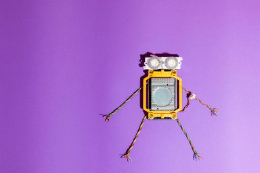 Kök robot arka planda yatıyordu. Robotik ve elektronik aletler. Robot bilimi. BTMM Çocuk Eğitimi. Bilim, teknoloji, mühendislik, matematik konsepti. Boşluğu kopyala.