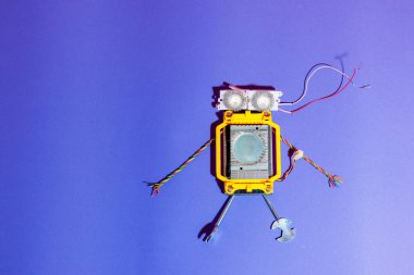 Kök robot arka planda yatıyordu. Robotik ve elektronik aletler. Robot bilimi. BTMM Çocuk Eğitimi. Bilim, teknoloji, mühendislik, matematik konsepti. Boşluğu kopyala.