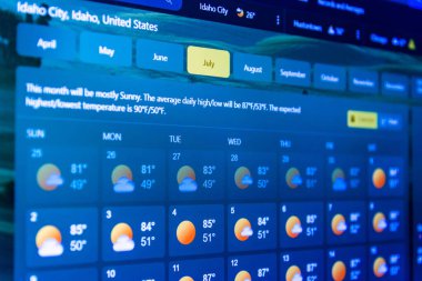 Hava tahmini arayüzü, Temmuz ayı için sıcak hava durumunu gösteren dijital ekran ekranında. Sıcaklık Fahrenheit 'teki ABD, Kuzey Amerika bölgesinde gösteriliyor. Seçmeli odak noktası. Telsiai, Litvanya.04-05-2023.