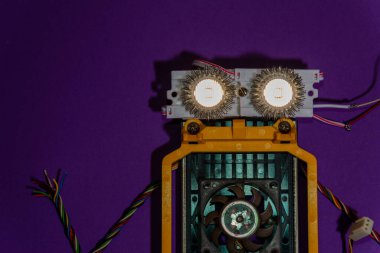 El yapımı robot arduino platformunda yatıyordu. DIY. Al. STEAM koyu mor arka plan. Çocuklar ve gençler için kök eğitimi, robotik ve elektronik..