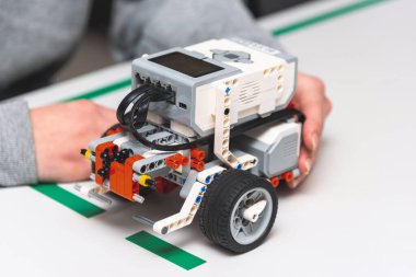 Diy Robot eğitimi almış genç kız öğrenci. Yeni proje üzerinde çalışan genç bilim adamı. Robot Araç Programını Öğrenme Eğitimi.