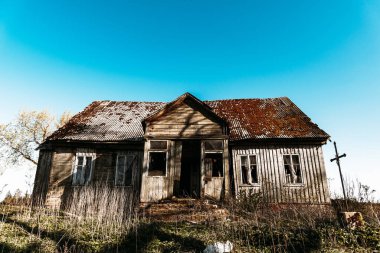 Yazın kırsal bir alanda terk edilmiş bir 19. yüzyıl evi. Ürkütücü bir yaz akşamı..