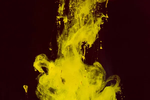 Абстрактные Чернила Образуют Желтый Цвет Растворяясь Воде — стоковое фото