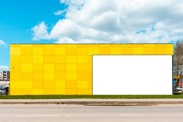 空白的白色广告 广告牌 挂在一家小商铺黄色墙上的商业广告模型 — 图库照片