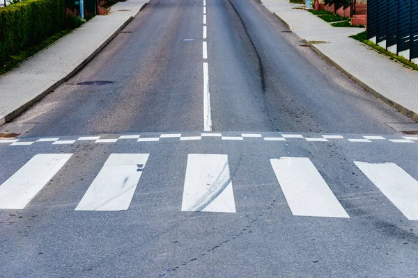 Zebra Açık Yoldan Geçiyor Nsanlar Caddeden Karşıya Geçerken Güvenlik Için — Stok fotoğraf