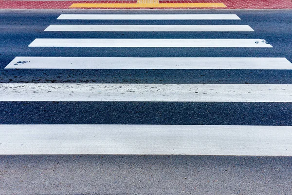 사람들 안전을 크로스 워크를 Zebra 도로에서 건널목을 건넌다 Out Door — 스톡 사진