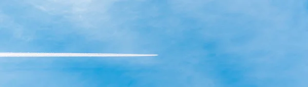 Ein Flugzeug Und Eine Weiße Spur Von Einem Flugzeug Einem — Stockfoto