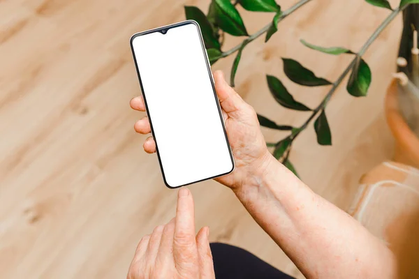 Üst Düzey Kadın Elinde Akıllı Bir Telefon Boş Bir Ekran — Stok fotoğraf