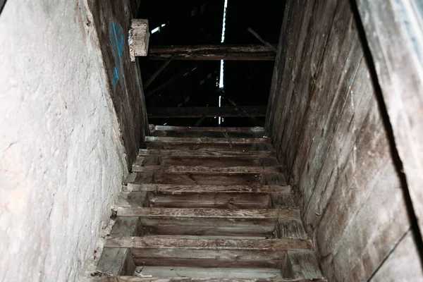 Старая Грязная Поврежденная Деревянная Лестница Гаражу Ранчо Чердаку — стоковое фото