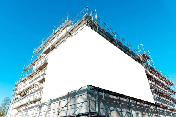 Prázdná Bílá Reklama Visící Lešení Moderní Budovy Výstavbě Rekonstrukce Budovy — Stock fotografie