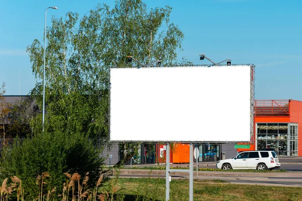 在一个阳光明媚的夏天 城市里的广告牌成了笑柄 在市中心附近 绿树变成了绿色 — 图库照片