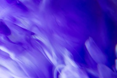 Mürekkep suyu patladı. Fantezi bulutları. Flüoresan inci mavisi, mor renkli ışık akışkanı parlak gradyan, soyut sanat fotokopi alanı üzerinde kıvrılır. Mor, soyut, soyut, bulanık arkaplan fotoğrafı..