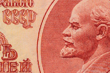 Eski Sovyet ruble banknotunda bir Lenin portresi. 10 ruble SSCB rublesi. Üzerinde Lenin resmi var. Kırmızı tekstil yüzeyi..