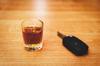 Sarhoş araba kullanmak. İçki ve araba anahtarı. Masada bir bardak viski ve araba anahtarı. Araba kullanmak ya da kullanmamak..