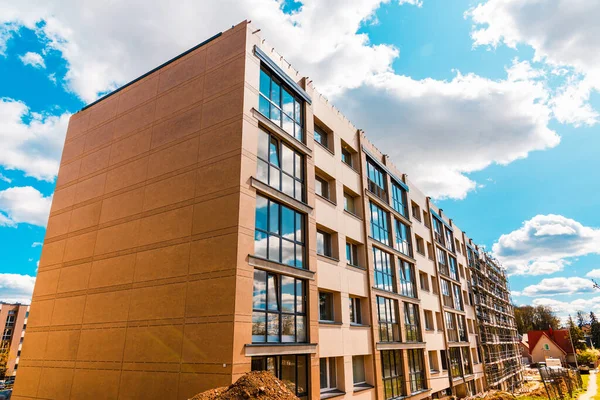 İnşaat iskelesi yenileme alanı. İnşaat alanının önündeki binanın dış görünüşü net ambalaj iskelesi..