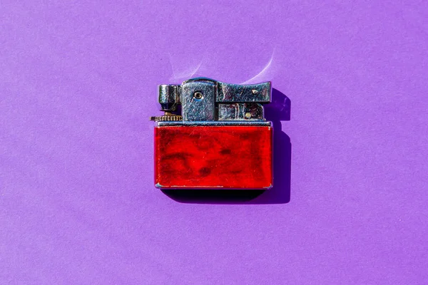 Античний Метал Червоний Світліший Плоский Лежав Фіолетовому Фоні Простір Копіювання — стокове фото