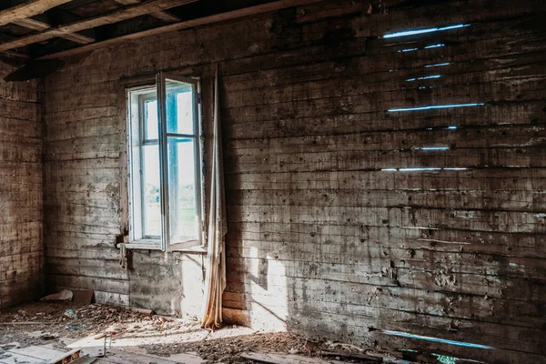 Prázdný Starý Dřevěný Pokoj Opuštěné Budově Okenní Světlo Svítí Dovnitř — Stock fotografie