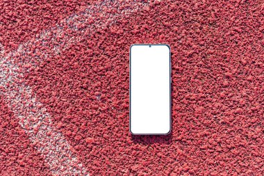Boş beyaz ekran, mockup.Smartphone düz yatıyordu spor kırmızı kauçuk arka plan. Üst görünüm. Model reklam..