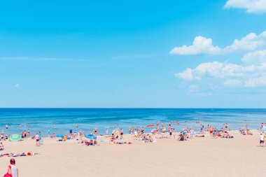 Deniz kenarındaki kalabalık plaj güneşli bir gün, kalabalık. Mavi gökyüzü sıcak yaz günü. Palanga-Litvanya, 27-2020.