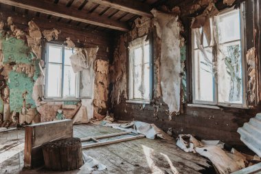 Terk edilmiş bir binadaki boş ahşap oda. Pencere ışığı içeri giriyor. Terk Edilmiş Tavan Arası Eski Ev 'de. İçeriden bak..