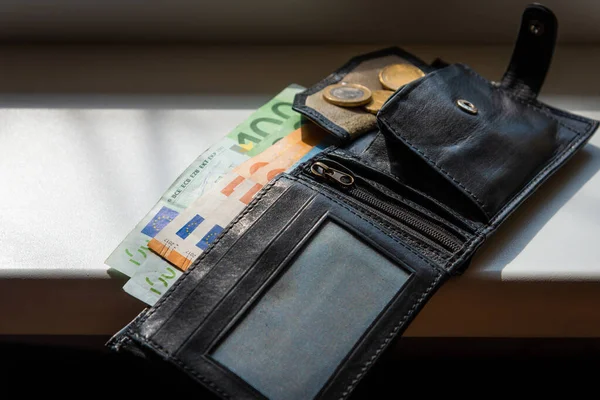 Черный Кожаный Кошелек Валютой Евро Bills Euro Монеты Банкноты Плоские — стоковое фото