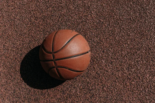 Μπάσκετ Μπάλα Βρίσκεται Στο Γήπεδο Ποδοσφαίρου Καουτσούκ Sport Κόκκινο Έδαφος — Φωτογραφία Αρχείου