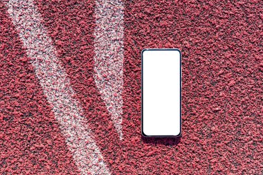 Boş beyaz ekran, mockup.Smartphone düz yatıyordu spor kırmızı kauçuk arka plan. Üst görünüm. Model reklam..