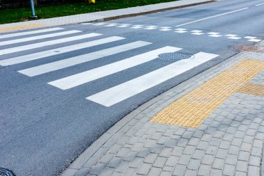 İnsanlar caddeden karşıya geçerken güvenlik için yaya geçidi. Zebra dışarıda karşıdan karşıya geçiyor. Açık havada vuruldu..