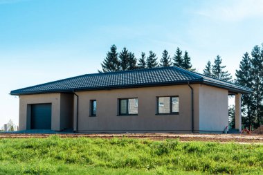 Yeni modern ev henüz inşa edilmedi, dış görünüm..