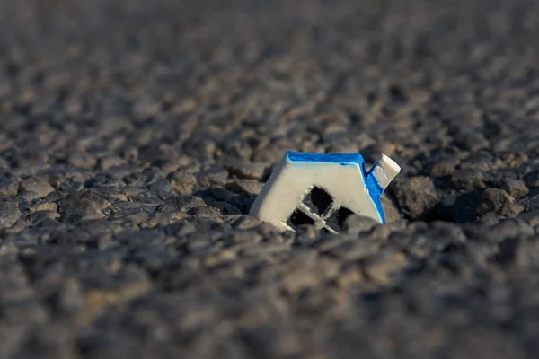 Casa Brinquedo Branca Miniatura Caiu Uma Rachadura Terra Closeup Copy — Fotografia de Stock