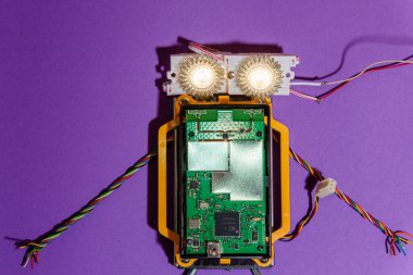 El yapımı robot arduino platformunda yatıyordu. DIY. Al. STEAM mor arka plan. Çocuklar ve gençler için kök eğitimi, robotik ve elektronik.