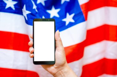 Beyaz ekran mokkup.Kadınlar telefonu boş tutarlar. ABD Bağımsızlık Günü .4 Temmuz. Amerikan Bayrağı, reklam, şablon ile Bağımsızlık Günü 'nün 4 Temmuz' u kutlu olsun..