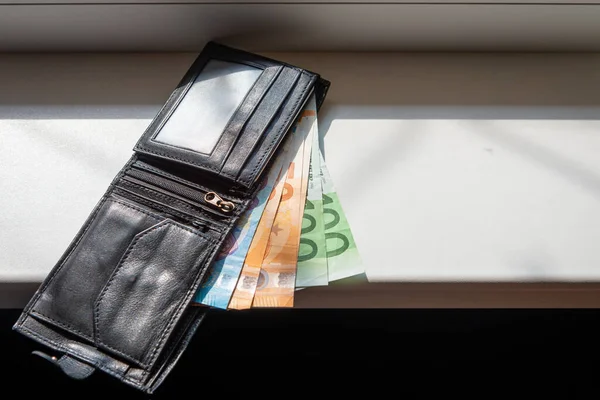 Carteira Couro Preto Com Dinheiro Euro Dentro Dele Carteira Preta — Fotografia de Stock