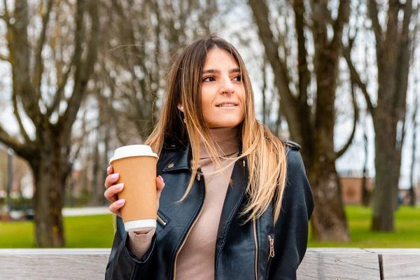 Fröhliche Junge Kaukasische Frau Mit Kaffeepappbecher Entspannt Auf Bank Frühlingspark — Stockfoto