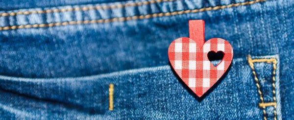 Czerwone Drewniane Serce Przymocowane Kieszeni Spodni Niebieskich Jeansów Baner Reklama — Zdjęcie stockowe