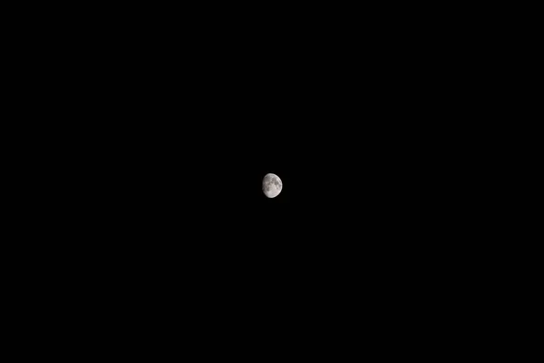 Половина Луны Ночном Черном Небе — стоковое фото