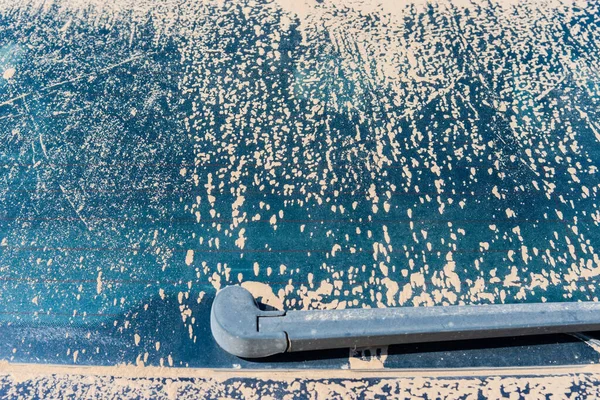 Brudne Tylne Okno Samochodu Długiej Podróży Zbliżenie — Zdjęcie stockowe