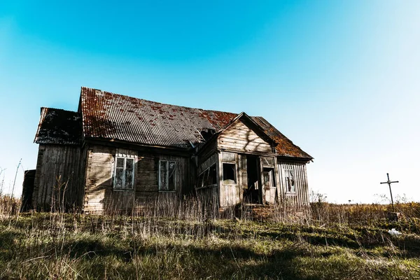 Yazın Kırsal Bir Alanda Terk Edilmiş Bir Yüzyıl Evi Ürkütücü — Stok fotoğraf