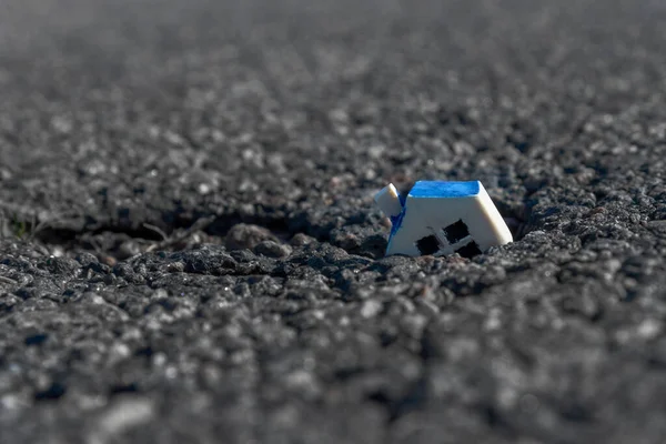 Casa Brinquedo Branca Miniatura Caiu Uma Rachadura Terra Closeup Copy — Fotografia de Stock