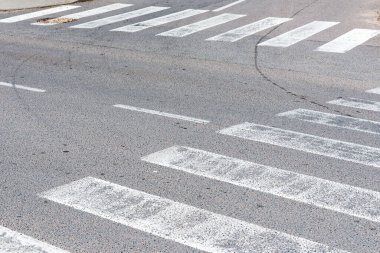 İnsanlar caddeden karşıya geçerken güvenlik için yaya geçidi. Zebra dışarıda karşıdan karşıya geçiyor. Açık havada vuruldu..