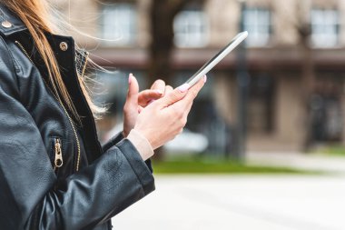 Genç hippi kız şehirde PC tableti tutuyor. Gezgin kadın tablet tablet üzerinde rehber kitap haritası kullanıyor, mobil internet kullanıyor. Kadın kısa mesaj ya da içerik mesajı yazıyor.
