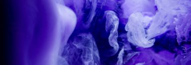 Mürekkep suyu soyut patlaması. Renk sisi. Fantezi bulutu. Mavi boya akışı. Mor soyut özgeçmiş..