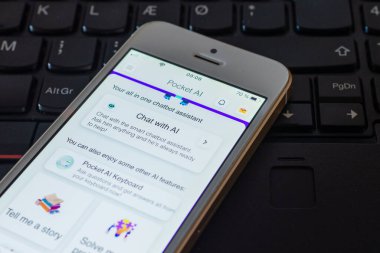 Cep telefonu dizüstü bilgisayarda ChatGPT web sitesi ekranda. OpenAI.Telsiai.Litvanya.04-27-2023.
