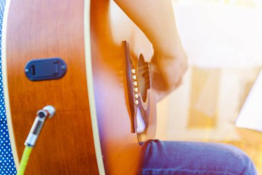 Gitar çalan gitarist elleri. Klasik konser, performans provası, şov. Adam altı telli gitarın tellerini koparıyor..