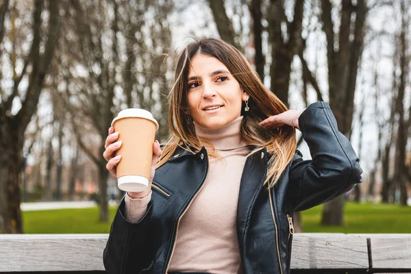 Fröhliche Junge Frau Mit Kaffeepappbecher Entspannt Auf Bank Herbstpark Eine — Stockfoto