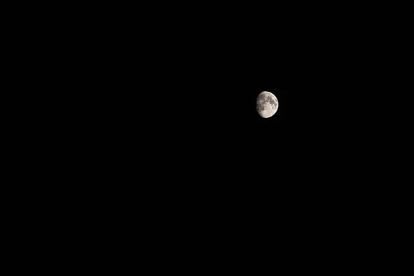夜の暗い空の半分の月 夜の月 — ストック写真