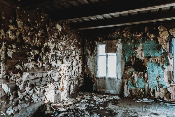 Quarto Abandonado Com Janela Quebrada Interior Casa Madeira Velha Aldeia — Fotografia de Stock