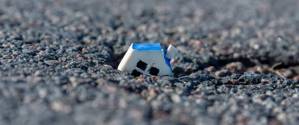Miniature Maison Jouet Blanc Tombé Dans Une Fissure Dans Terre — Photo