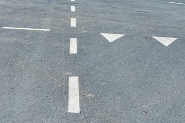 Düz şeritli asfalt yol, şehir otomobil rehberi şeritleri..